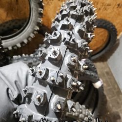 Izpārdots! Ziemas motokrosa riepa ar radzēm Mitas 80/100-21 (3.00-21) Sport Extreme 444 Winter Friction, priekšējā. Cena 280.00 eur